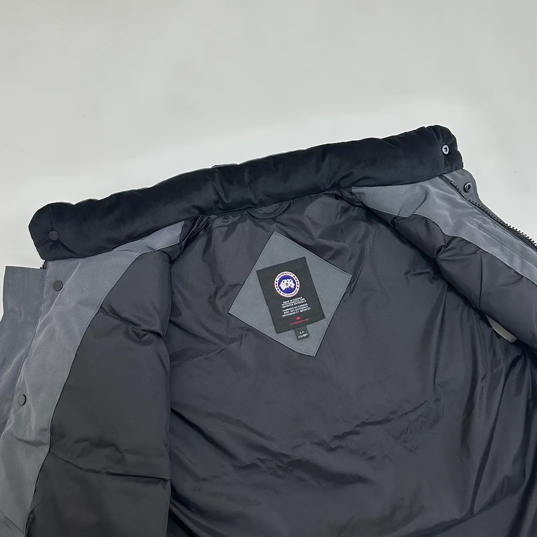 P380 top real shot - model number 119100 Canada Goose has always been recognized as the warmest down jacket. Various Instagram celebrities, Internet celebrities, and celebrities often wear it for street photos. I make Canada Goose every year, but I still can’t get rid of my love for the goose. No matter how cold the days are, there is no need to be afraid because of the care of the goose. The down vest is definitely a concave shape in autumn and winter. It is a trading company order model, exclusively launched! The purchase at the counter is the same as the genuine original clothes. Pay attention to the matching. There is velvet on the back collar, which is more warm. There is a zippered hidden pocket on the inside, and the genuine net pocket is synchronized inside. You need to compare the genuine products at any time. All the accessories are custom-made from the original factory. 1️⃣Fabric: Domestic exclusive Japanese original fabric with characteristics: waterproof, drill-proof, anti-fading, 24-count calendered woolen surface (waterproof level conforms to the ball raincoat level) 2️⃣Down: national standard 80 white duck down Supports identification (many on the market are 50 velvet and recharged in order) with better thermal insulation performance, light and not heavy, and good recovery of fluffiness after compression!  3️⃣Zipper: Original factory customized zipper with clear engraving and perfect texture. Original customized authentic YKK military-grade copper core zipper puller that can withstand hundreds of thousands of pulls. 4️⃣Embroidery: Imported new Behringer embroidery machine customized with 10,000-needle electric embroidery, full/three-dimensional/clear! 5️⃣: 400D high-density count liner fabric in the inner liner completely eliminates the problem of velvet leakage and velvet leakage. In the down woven category, there is no bragging. There is currently almost no one that can do better than us! Make an original product with care, so that every customer has the confidence to introduce it to his customers: This is the top replica version in China. A good product does not need too much soft text to highlight it. Color: Black Gray Off-White Size: S-XXL Size Clothing Length Bust Shoulder Width Recommended Height Recommended Weight S: 70 117 47.5 155-160 100-120 M: 72 121 48.5 160-170120-140 L: 74 125 49.5 165-175,140-160 Warm reminder: The tile measurement is measured manually, and the error of 1-3cm is within the normal range! The customer's suggestion is not used as a reason for return or exchange; #Because everyone's body height is different, the size recommended by customer service is only a slight color difference. Please note that slight color differences in the product are normal and will not be used as a reason for return or exchange. #Due to different monitor display pixels and external factors such as shooting lighting
